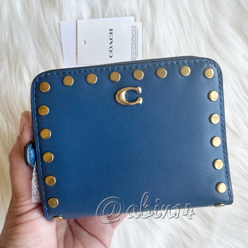 Nwt Coach Glovetanned Leather Billfold Wallet With Rivets